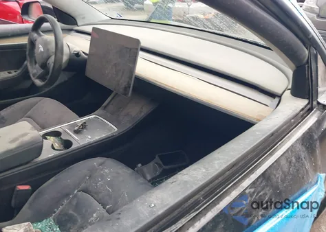 2021 Tesla Model 3 Standard Range Plus Rear-Wheel Drive z USA, uszkodzony, nr VIN 5YJ3E1EA9MF973374